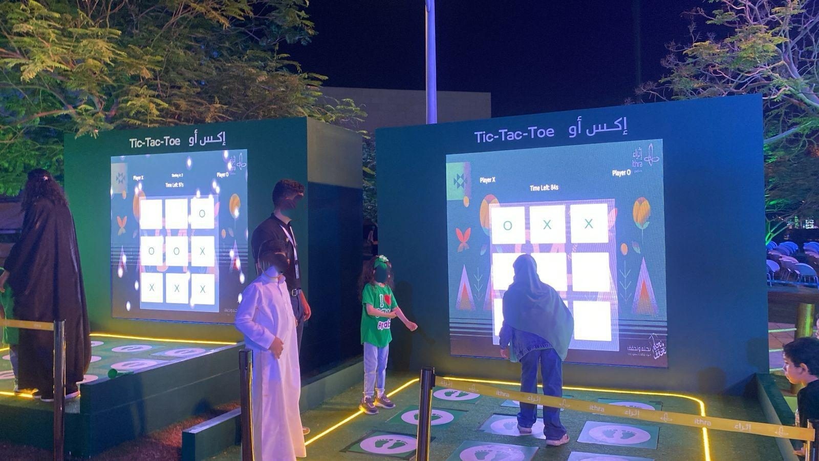 Digital tic-tac-toe floor game with players